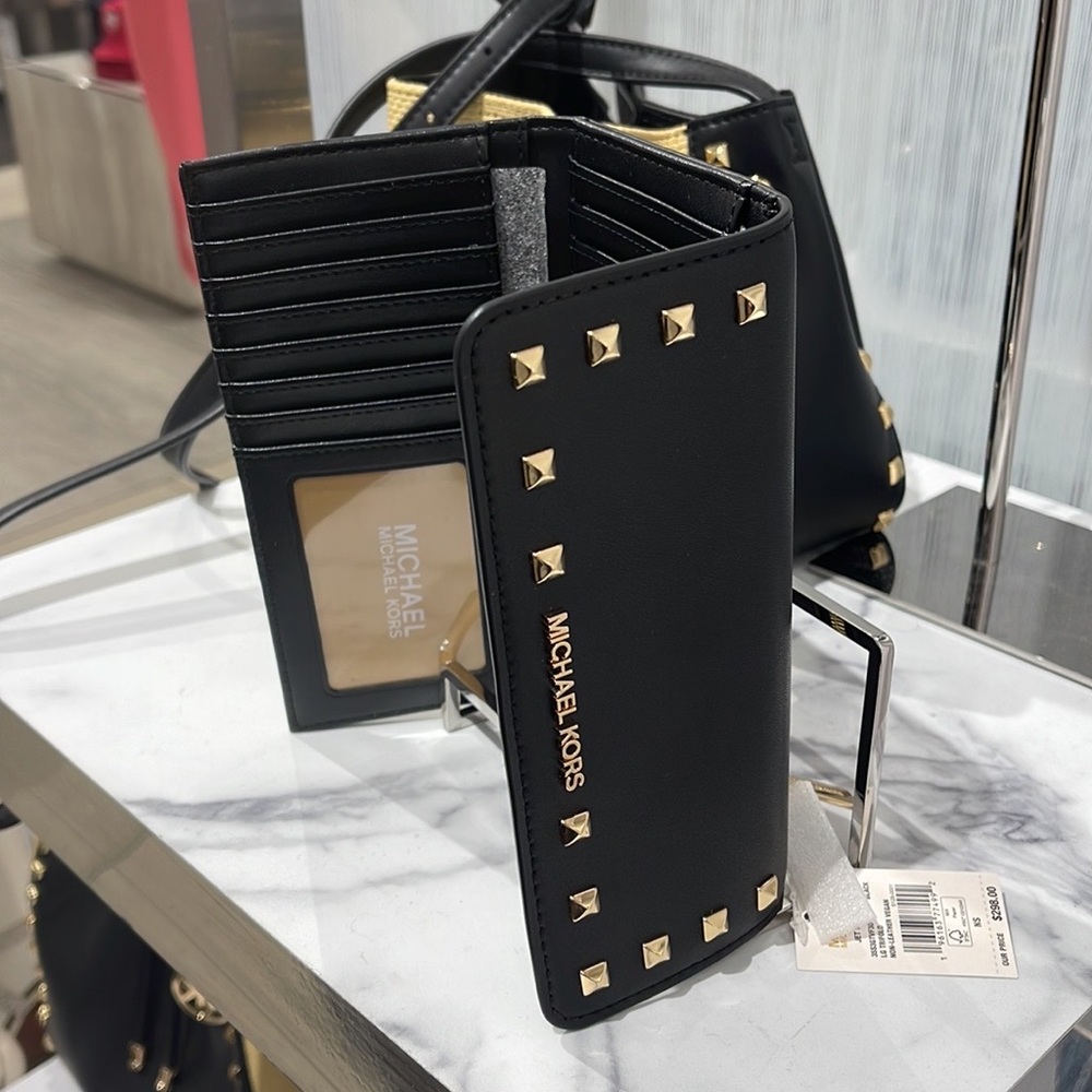 MICHAEL KORS JET SET TRAVEL LADY LARGE TRIFOLD  NON-LEATHER VEGAN WALLET 
BLACK - Picture 13 of 16
